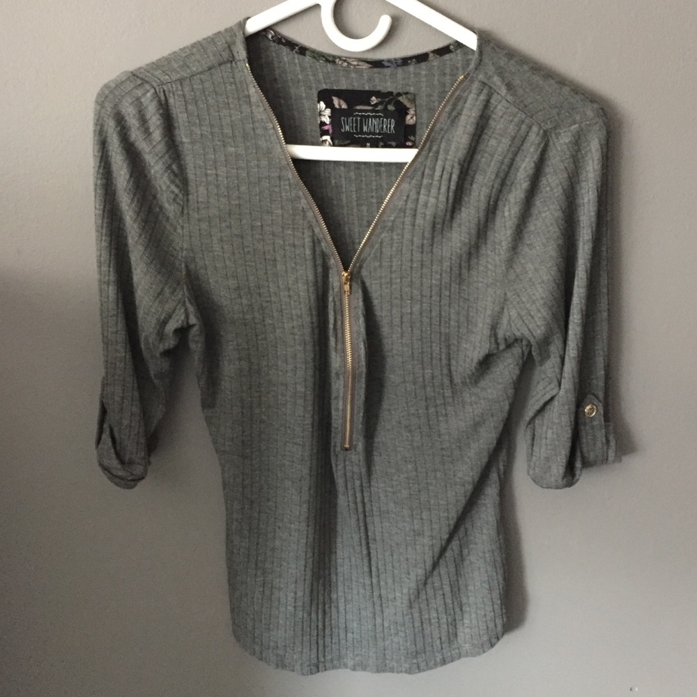 Gray zip up quarter sleeve shirt
